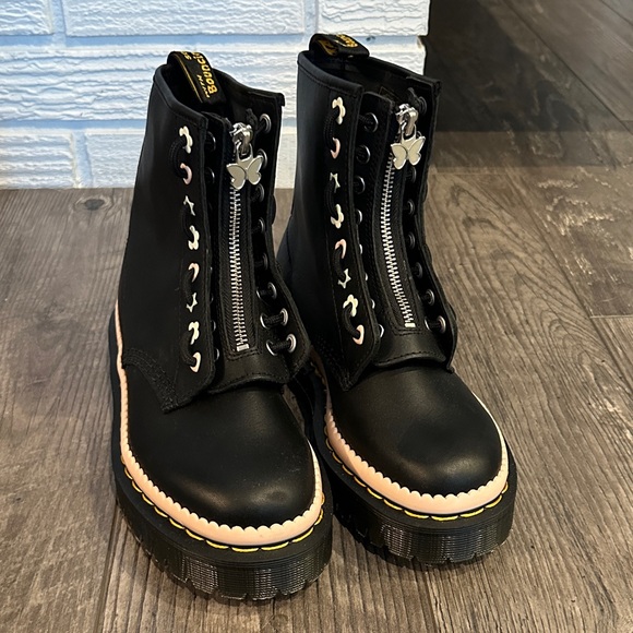 Dr. Martens boots NWOB - Picture 4 of 10